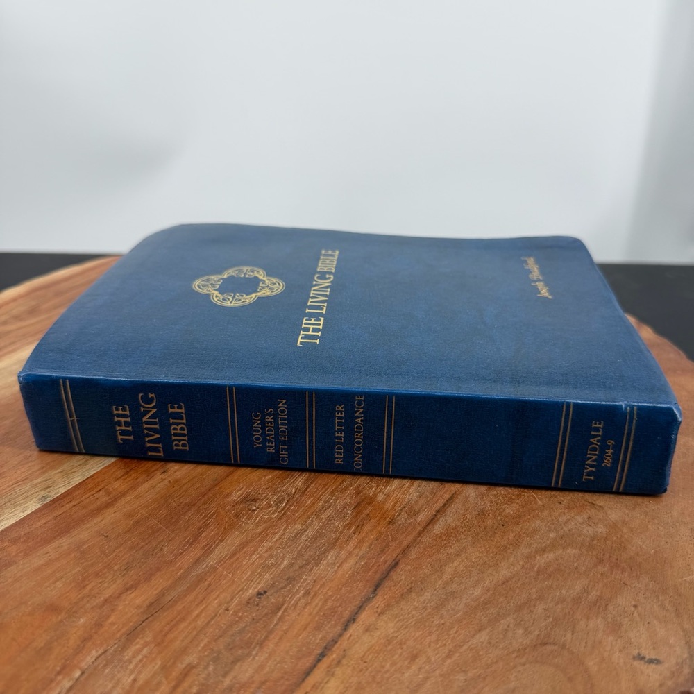 The living Bible young reader edition Tyndale blue cover